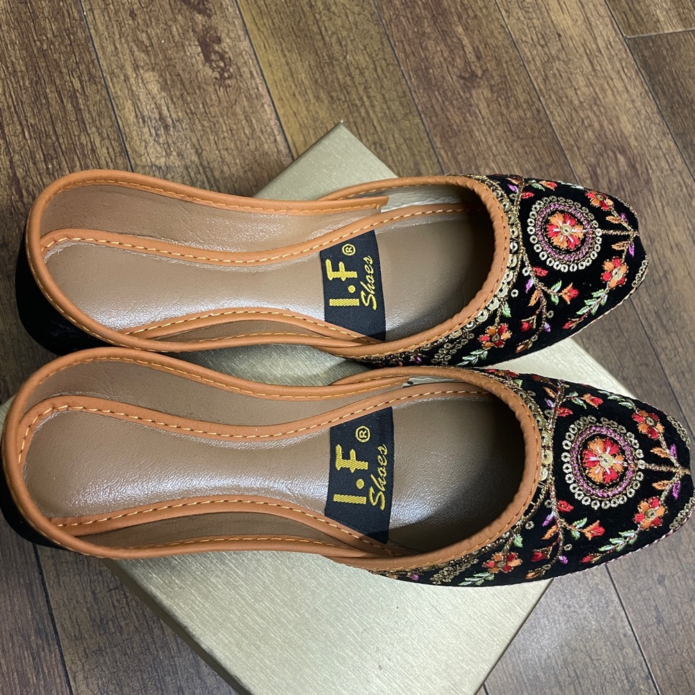 Women's Black Embroidered pakistani indian khussa